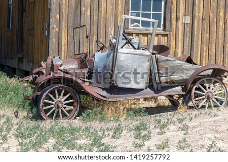 old rusty jalopy in usa