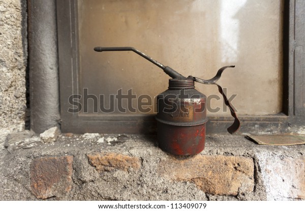 old rusty oil\
can
