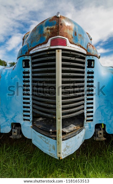 Old rusty\
truck and old caravan in Stowe\
Vermont