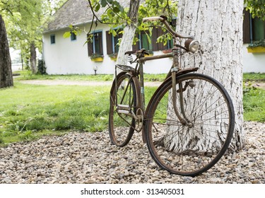 mreža nepravedan okrug  Old Rusty Vintage Bicycle On Farm Stock Photo 313405031 | Shutterstock