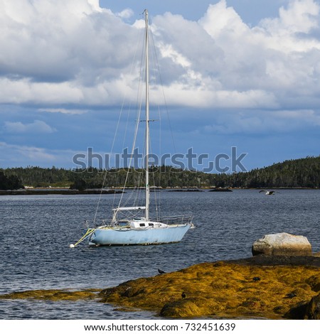 Foto Bild Masten von Segelbooten, dahinter. Kirche