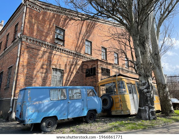 Old school bus near old\
building
