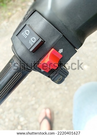 The old school motor switch button has a turn signal, the horn button and the beem button