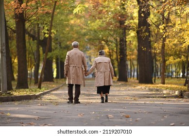 583 Old couple walking away Images, Stock Photos & Vectors | Shutterstock