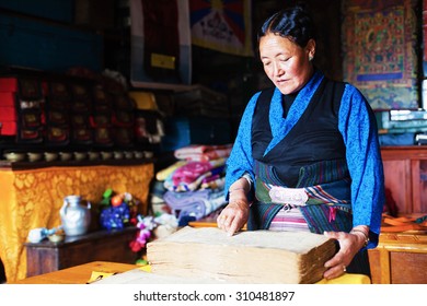 Old Senior Woman From Tibet Reading A Book.Shallow Doff