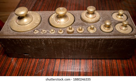 An old set of weights of different sizes