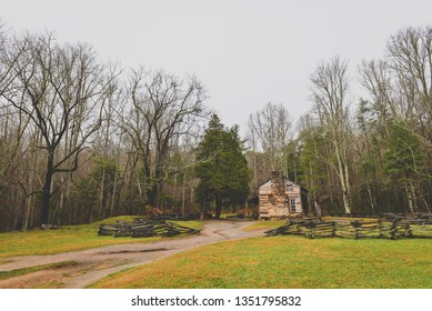 Old Settler's Log Cabin, Gatlinburg, Tennessee.