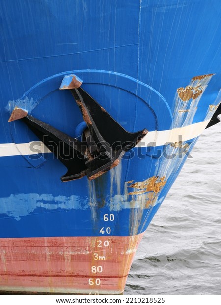 Old ship\'s bow with\
anchor