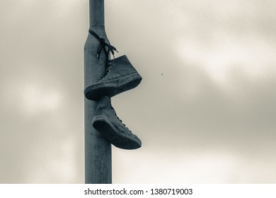 20 Worn tennis shoes symbol Images, Stock Photos & Vectors | Shutterstock