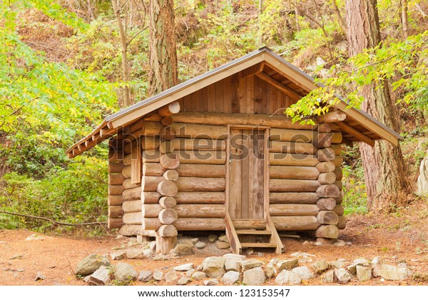 森の緑の木の間に隠れた古い丸太小屋 の写真素材 今すぐ編集