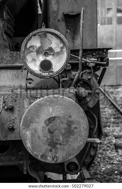 The old steam\
locomotive