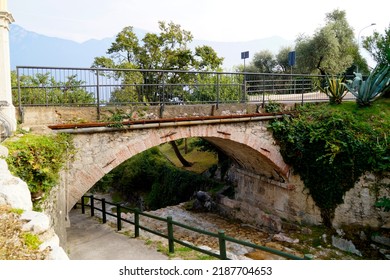 un ancien pont de pierre au-dessus du ruisseau San Giovanni (Torrente San Giovanni) dans la magnifique ville verte italienne de Limone sur le lac de Garde (Italie, Lombardie)                               