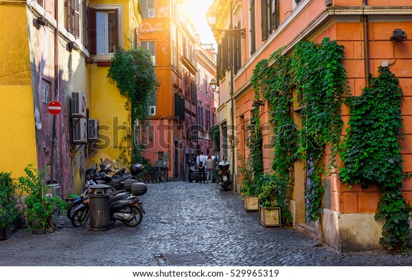 イタリア ローマ トラステヴェレの古い通り トラステヴェレはローマの中の1つで イタリアのラツィオ ローマのティベル川西岸に位置する ローマの建築と目印 の写真素材 今すぐ編集