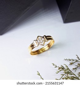 Old Style Gold Jewelery Rings Are Suitable For Use By Grandmothers Or Parents