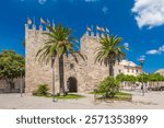 Old town gate of Alcudia from the 14th century - Mallorca - 8502