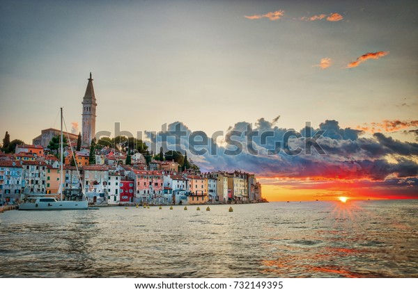 アドリア海の海 イストリア ロビンジ クロアチアの夕景に 日没時に色とりどりの空を持つ古い町ロビンジ クロアチア の写真素材 今すぐ編集