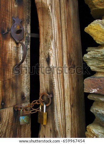 Old tree door lock 1