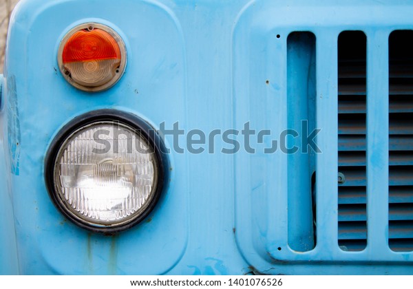 old truck headlight close\
up