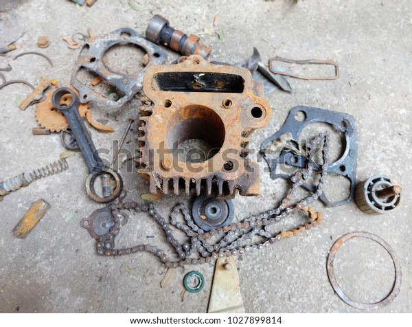 Old truck spare parts \
