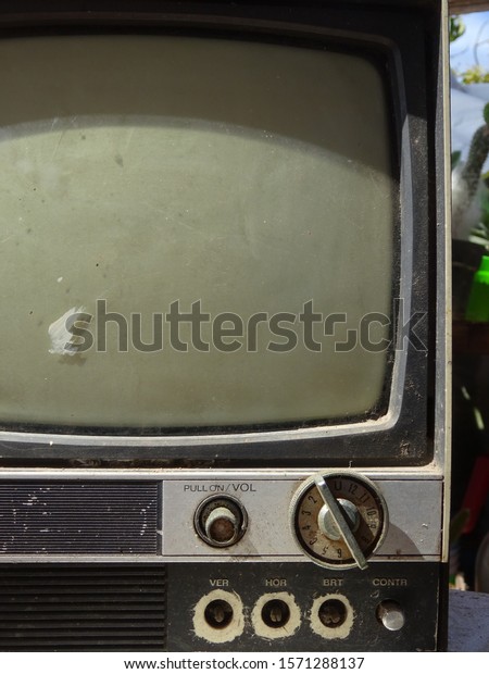 old tv with screen and\
buttons
