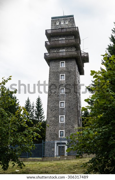 Old Tv Tower Kekes Forest Matra 庫存照片 立刻編輯