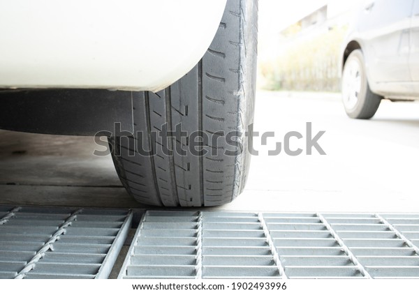 old tyre car\
broken used dangerous\
transport