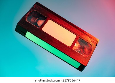 Vieja cinta de video sobre fondo colorido. Cinta de vídeo VHS. Retro, concepto vintage.