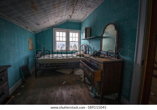 Old Vintage Schlafzimmer In Einem Verlassenen Stockfoto