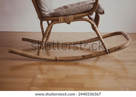 Foto Bild Frauenfüße in roten Sandalen stehen auf einer Holzkiste vor einem gelben Stuhl. Distanz, Entfernung, Höhe. Mit, Angst