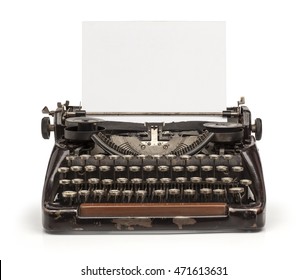 Старая винтажная пишущая машинка и пустой лист бумаги вставлен. Изолированные на белом фоне.