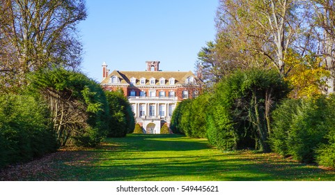 Old Westbury, New York - Fall, 2016: Long Island Gold Coast Mansion At Old Westbury Gardens