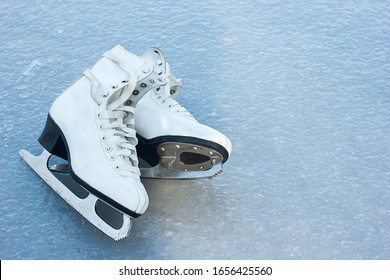 viejos patines blancos sobre hielo, actividades al aire libre en invierno, salud deportiva en invierno, espacio para texto	