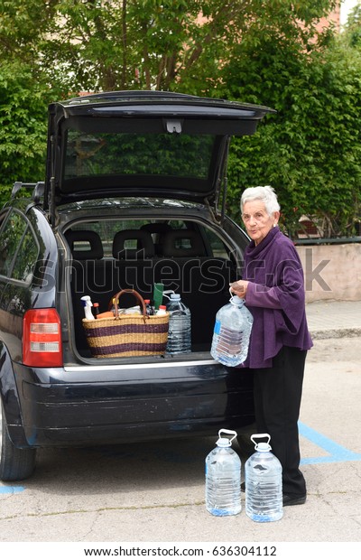 Old woman downloading\
the car purchase