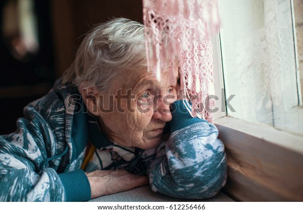 Old woman is sad emotions\
the home.