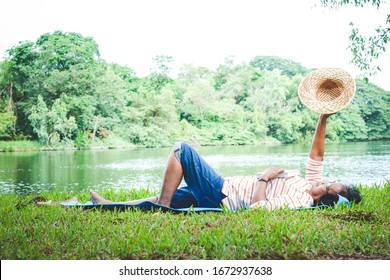 An Old Woman Slept In A Park With A Large Pond. Enjoy A Simple Life In Retirement. Senior Community Concepts