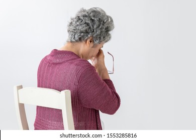 The Old Woman Whom Fatigue Of The Eyes(presbyopic)