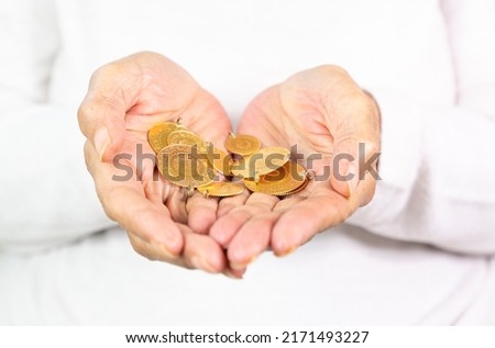 old women Hands holding gold. quarter gold. Turkish gold coins