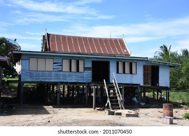 Old Wooden House Disused, Retro Asian Resident In Thailand, Woodhouse In Vintage Style Concept