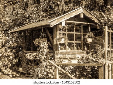 Small Log Cabin Images Stock Photos Vectors Shutterstock