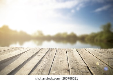 alte Holzpfanne auf dem See.