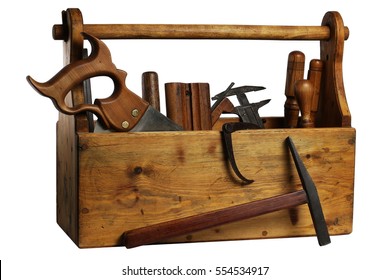 Alte hölzerne Werkzeugkasten mit vielen Extras einzeln auf weißem Hintergrund.