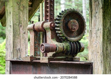 Old worm gear on a weir. The multiple tooth engagement of the worm in the worm wheel ensures a very high power transmission and resilience. 