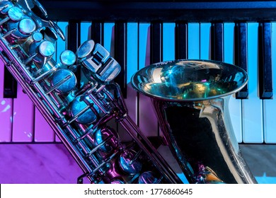 Saxophone et clavier de piano jazz ancien et usé, spectacle musical et performance