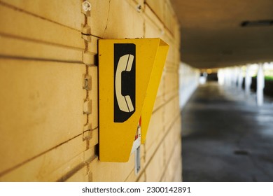 Vieja cabina telefónica pública amarilla                             