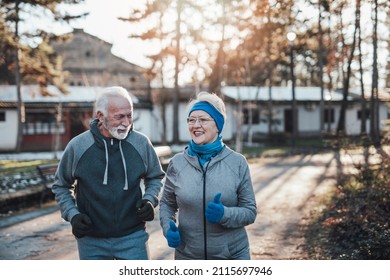 Ein älteres Ehepaar hat Spaß beim Sport und beim Joggen an einem schönen sonnigen Wintertag.