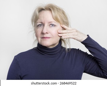 eine ältere Frau mit der Gesichtshälfte wird angehoben