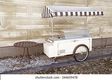 Old-fashioned Icecream Truck