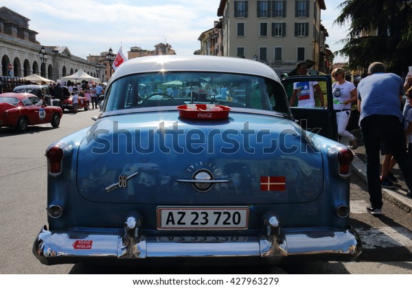 Oldsmobile. The\
annual rally of vintage cars, finish \