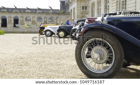 Oldtimer lined up wheel to wheel