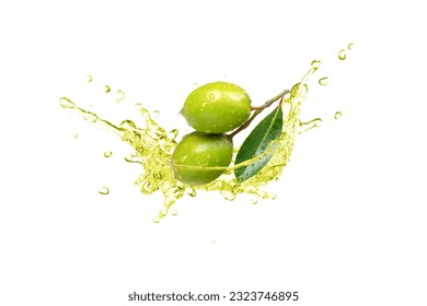Frutos de oliva con aceite de oliva virgen extra salpicado aislado de fondo blanco.